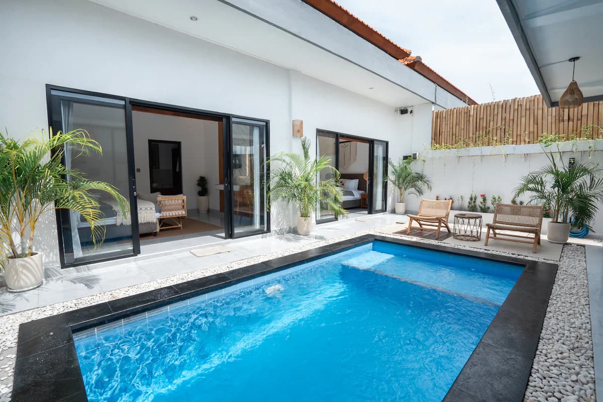 Mas 1 — Pool with bedroom and lounge chairs